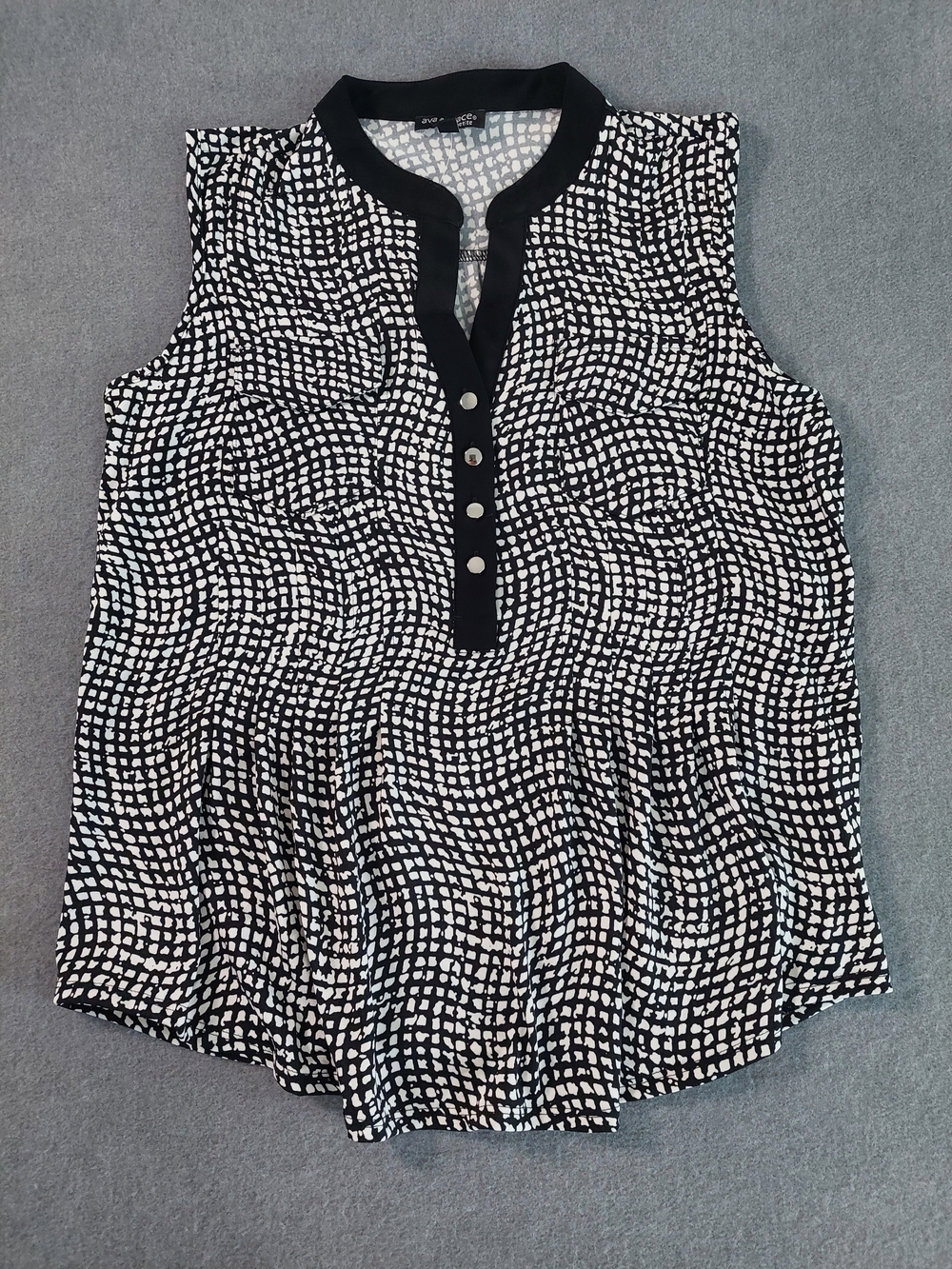 NWT Ava & Grace Petite Black White Geometric Print Sleeveless Henley Blouse SP - Picture 2 of 7